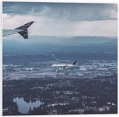 WallClassics - PVC Schuimplaat- Vliegtuigvleugel boven Land - 50x50 cm Foto op PVC Schuimplaat