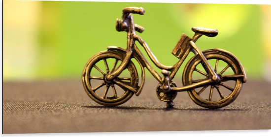 WallClassics - Dibond - Miniatuurbeeld van Gouden Fiets - 100x50 cm Foto op Aluminium (Wanddecoratie van metaal)