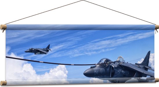 WallClassics - Textielposter - Straaljager boven Groepen Wolken - 90x30 cm Foto op Textiel