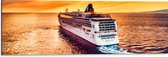 WallClassics - Dibond - Groot Cruiseschip op Water met Felle Lucht - 90x30 cm Foto op Aluminium (Wanddecoratie van metaal)
