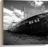 WallClassics - Hout - Oud Scheepswrak op Strand (zwart/wit) - 50x50 cm - 12 mm dik - Foto op Hout (Met Ophangsysteem)