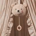 Crèmekleurige muziekhanger teddybeer met houten ring hangt in een hemel.