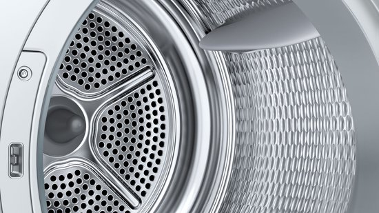 Close-up van de zilverkleurige trommel van de wasdroger met perforaties en een geribd patroon.