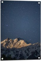 WallClassics - Tuinposter – Heldere Sterrenhemel boven Witte Bergtoppen - 50x75 cm Foto op Tuinposter  (wanddecoratie voor buiten en binnen)