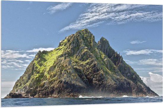 WallClassics - Vlag - Grote Rots in de Zee met Groen - 120x80 cm Foto op Polyester Vlag