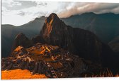 WallClassics - Dibond - Machu Pichu Berg in Peru bij Zonsondergang - 105x70 cm Foto op Aluminium (Wanddecoratie van metaal)