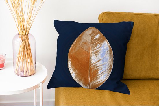 Sierkussen Carré Feuilles dorées pour usage intérieur - Gros plan d'une feuille d'or sur fond noir - 45x45 cm - Coussin intérieur carré en coton