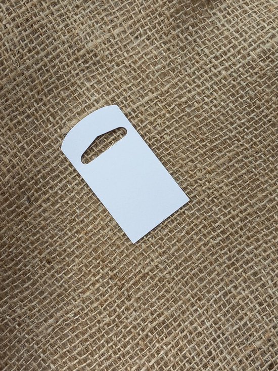 Witte kartonnen label met afgeronde hoek en driehoekig ophanggat op jute achtergrond.