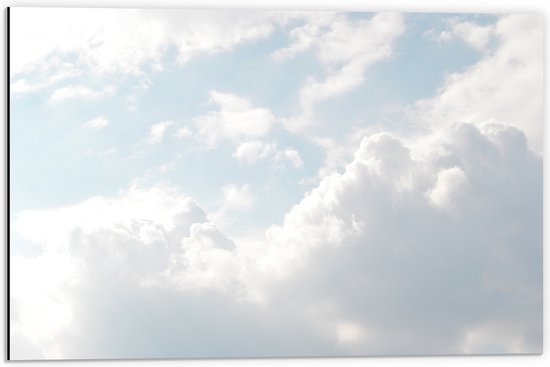 WallClassics - Dibond - Grote Witte Wolken in de Lucht - 60x40 cm Foto op Aluminium (Wanddecoratie van metaal)