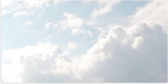 WallClassics - Poster Glanzend – Grote Witte Wolken in de Lucht - 100x50 cm Foto op Posterpapier met Glanzende Afwerking