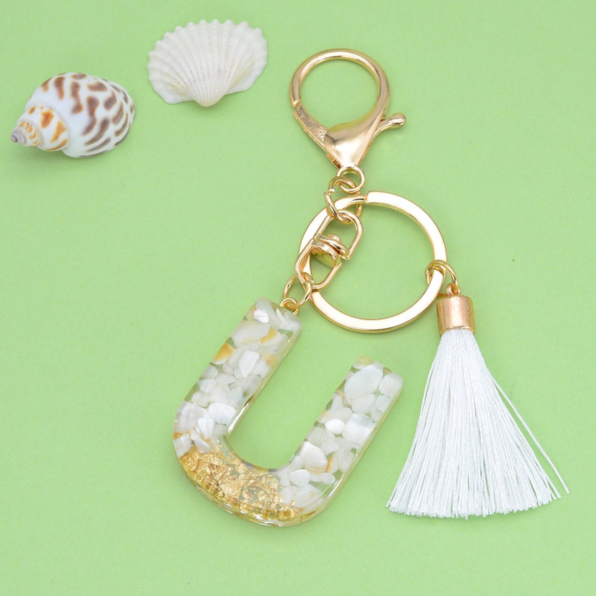 Sleutelhangers of voor je tas van A tot Z - met een pompon of kwastje - met letter - mooi design - handgemaakt - sleutelhangers - design - mode - goud - zwart - blauw - roze- rood