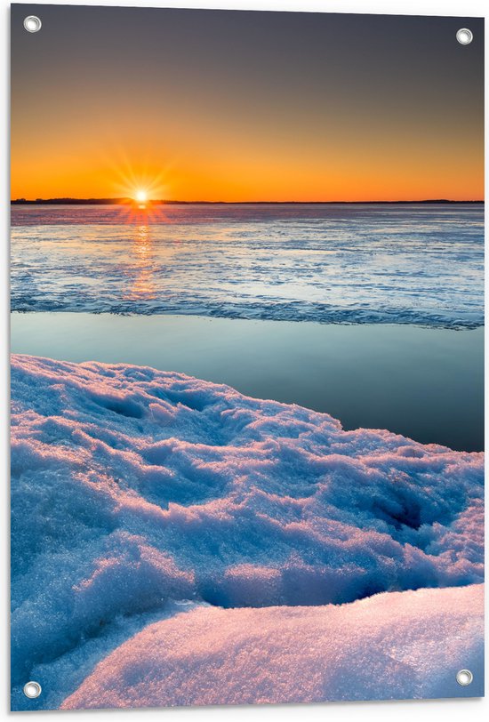 WallClassics - Tuinposter – Ondergaande Zon bij Meer in de Sneeuw - 60x80 cm Foto op Tuinposter  (wanddecoratie voor buiten en binnen)