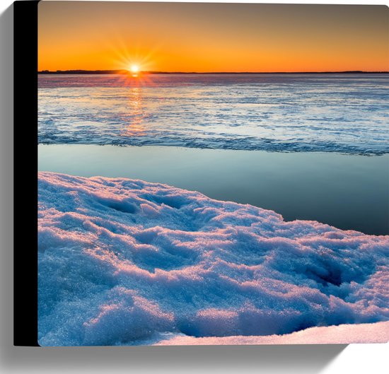 WallClassics - Canvas  - Ondergaande Zon bij Meer in de Sneeuw - 30x30 cm Foto op Canvas Schilderij (Wanddecoratie op Canvas)