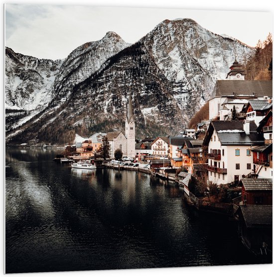 WallClassics - PVC Schuimplaat- Klein Dorpje tussen Bergen bij Water - 100x100 cm Foto op PVC Schuimplaat