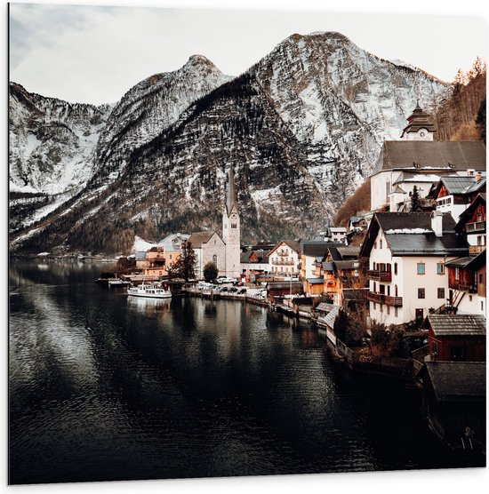 WallClassics - Dibond - Klein Dorpje tussen Bergen bij Water - 100x100 cm Foto op Aluminium (Wanddecoratie van metaal)