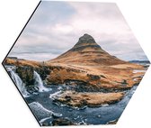 WallClassics - Dibond Hexagon - Watervalletje en Berg bij Rivier - 40x34.8 cm Foto op Hexagon (Met Ophangsysteem)