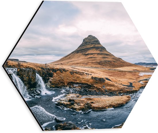 WallClassics - Dibond Hexagon - Watervalletje en Berg bij Rivier - 30x26.1 cm Foto op Hexagon (Met Ophangsysteem)