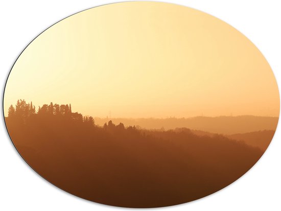 WallClassics - Dibond Ovaal - Mistig Heuvel Landschap met Opkomende Zon - 108x81 cm Foto op Ovaal (Met Ophangsysteem)