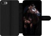 Bookcase Geschikt voor iPhone SE 2020 telefoonhoesje - Paard - Vlekken - Licht - Met vakjes - Wallet case met magneetsluiting