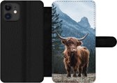Bookcase Geschikt voor iPhone 12 Pro Max telefoonhoesje - Schotse hooglander - Dieren - landschap - Met vakjes - Wallet case met magneetsluiting