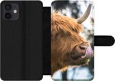 Bookcase Geschikt voor iPhone 12 telefoonhoesje - Schotse Hooglander - Neus - Boom - Met vakjes - Wallet case met magneetsluiting