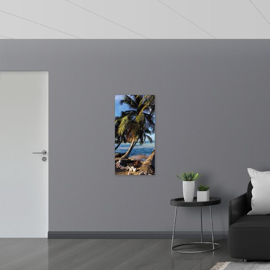 WallClassics - Verre acrylique - Palmiers inclinés sur la plage - Photo 50x100 cm sur verre acrylique (Décoration murale sur acrylique)
