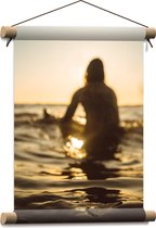 WallClassics - Textielposter - Surver in het Water - 30x40 cm Foto op Textiel