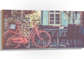 WallClassics - Bois - Vélo rouge garé sur terrasse - 100x50 cm - 12 mm d'épaisseur - Photo sur bois (avec système de suspension)