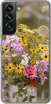 Geschikt voor Samsung Galaxy S22 Plus hoesje - Bloemen - Gieter - Kleur - Siliconen Telefoonhoesje
