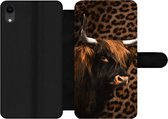 Bookcase Geschikt voor iPhone XR telefoonhoesje - Schotse hooglander - Vacht - Panterprint - Met vakjes - Wallet case met magneetsluiting