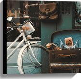 WallClassics - Canvas  - Geparkeerde Fiets tegen Winkel - 40x40 cm Foto op Canvas Schilderij (Wanddecoratie op Canvas)