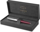 Parker 51-balpen | Bordeauxrode behuizing met chromen afwerking | Medium punt met zwarte inktnavulling | Geschenkverpakking