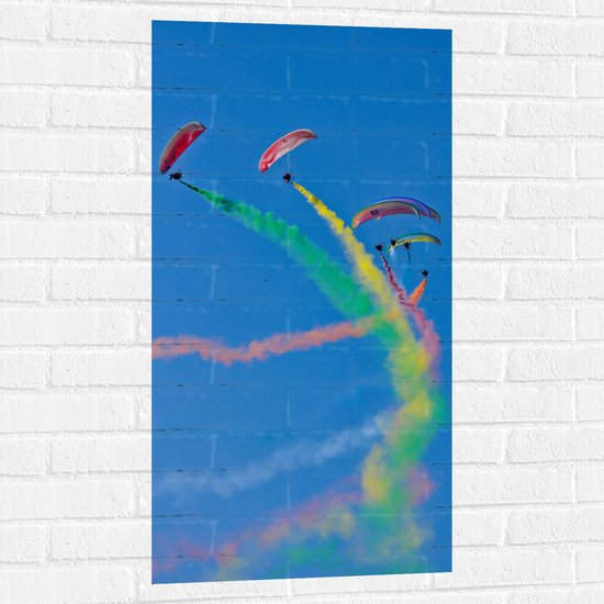 WallClassics - Muursticker - Gekleurde Rook bij Zweefvliegers - 50x100 cm Foto op Muursticker