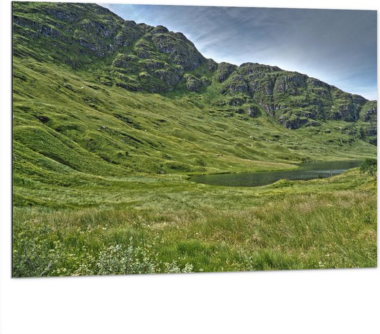 WallClassics - Dibond - Bergen met Gras en Meertje - 100x75 cm Foto op Aluminium (Met Ophangsysteem)