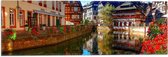 WallClassics - Vlag - Huizen aan Rivier - 60x20 cm Foto op Polyester Vlag