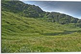 WallClassics - Dibond - Bergen met Gras en Meertje - 75x50 cm Foto op Aluminium (Met Ophangsysteem)