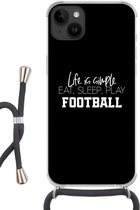 Geschikt voorApple Iphone 14 Plus - Crossbody Case - Life is simple, eat sleep play football - Spreuken - Quotes - Voetbal - Siliconen - Crossbody - Backcover met Koord - Telefoonhoesje met koord - Hoesje met touw