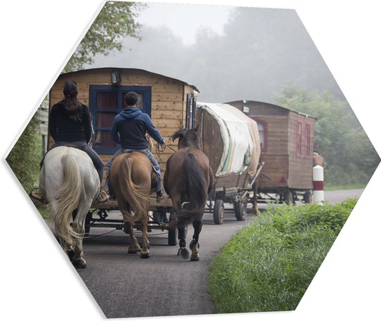 WallClassics - PVC Schuimplaat Hexagon  - Ouderwetse Caravan met Paard en Wagen - 60x52.2 cm Foto op Hexagon (Met Ophangsysteem)