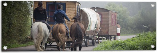 WallClassics - Tuinposter – Ouderwetse Caravan met Paard en Wagen - 90x30 cm Foto op Tuinposter  (wanddecoratie voor buiten en binnen)