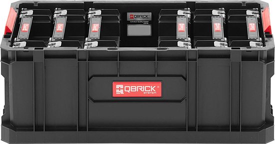 Zwarte Qbrick gereedschapskist met rode handgrepen, frontaal aanzicht.