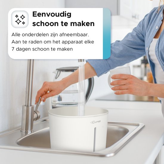 Een vrouw spoelt de witte Qumax luchtbevochtiger schoon onder de kraan. De onderdelen zijn afneembaar en makkelijk schoon te maken.