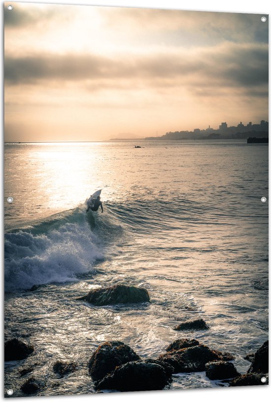 WallClassics - Tuinposter – Surfer op Zee aan de Kust - 100x150 cm Foto op Tuinposter  (wanddecoratie voor buiten en binnen)