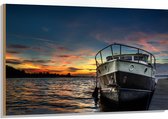 WallClassics - Hout - Schip op het Water met Oranje Lucht - 120x80 cm - 12 mm dik - Foto op Hout (Met Ophangsysteem)