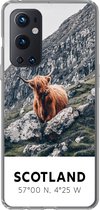 Geschikt voor OnePlus 9 Pro hoesje - Schotland - Schotse Hooglander - Bergen - Siliconen Telefoonhoesje