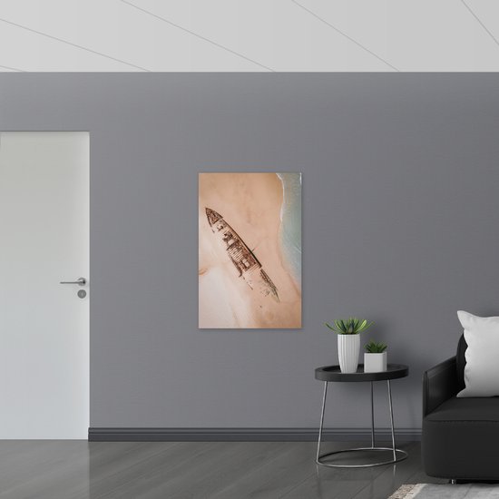 WallClassics - Dibond - Épave sablée sur la plage - Photo sur aluminium 70x105 cm (avec système de suspension)