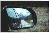 WallClassics - Acrylglas - Uitzicht op Sneeuwberg in Autospiegel - 75x50 cm Foto op Acrylglas (Wanddecoratie op Acrylaat)