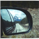 WallClassics - Verre Acrylique - Vue de Montagne enneigée dans un Miroir de Voiture - Photo 50x50 cm sur Verre Acrylique (avec système de suspension)