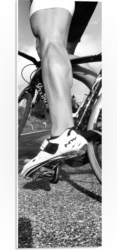 WallClassics - PVC Schuimplaat - Gespierde benen van Wielrenner (zwart/wit) - 20x60 cm Foto op PVC Schuimplaat (Met Ophangsysteem)