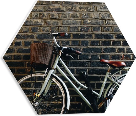 WallClassics - PVC Schuimplaat Hexagon  - fiets tegen Muur - 40x34.8 cm Foto op Hexagon (Met Ophangsysteem)