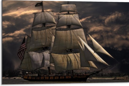 WallClassics - Dibond - Groot Zeilschip bij Donkere Wolken - 75x50 cm Foto op Aluminium (Met Ophangsysteem)